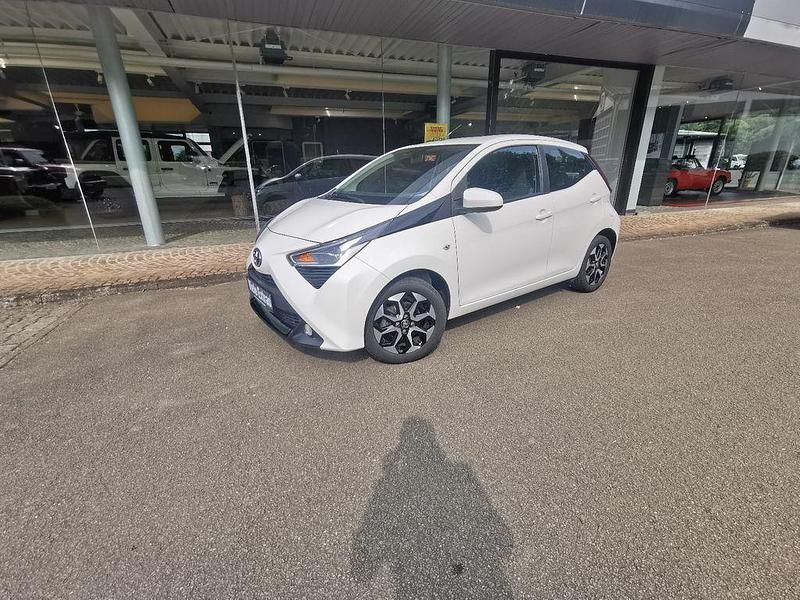 Weiß Gebraucht 2019 Toyota Aygo X-play Kleinwagen | 8.990 € (Fairer Preis) - Bild 1/4