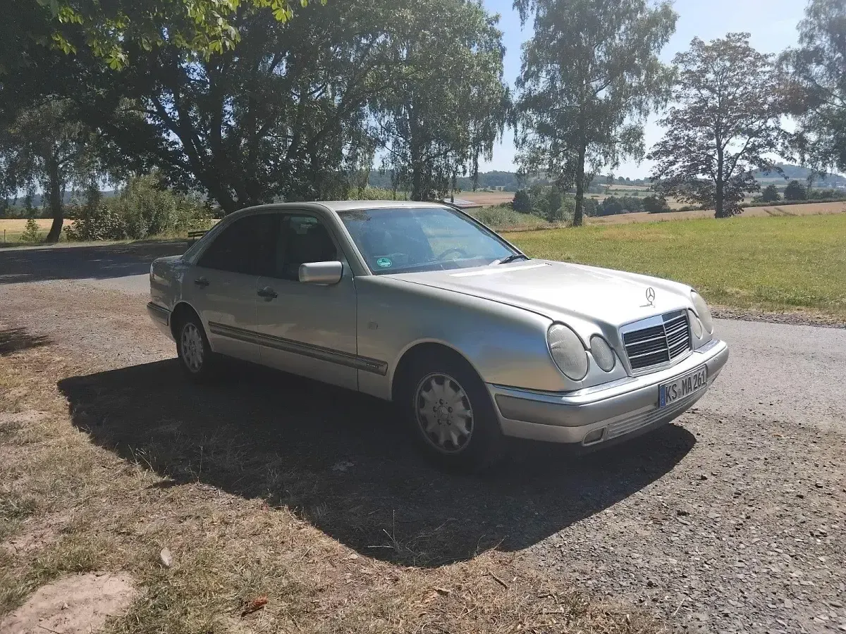 Gebraucht Mercedes 200 136 PS (100 kW) 1998 Silber Limousine
