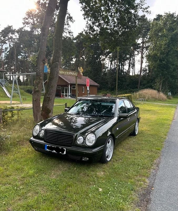 Grün Gebraucht 1997 Mercedes E420 Avantgarde Limousine | 7.100 € - Bild 1/4
