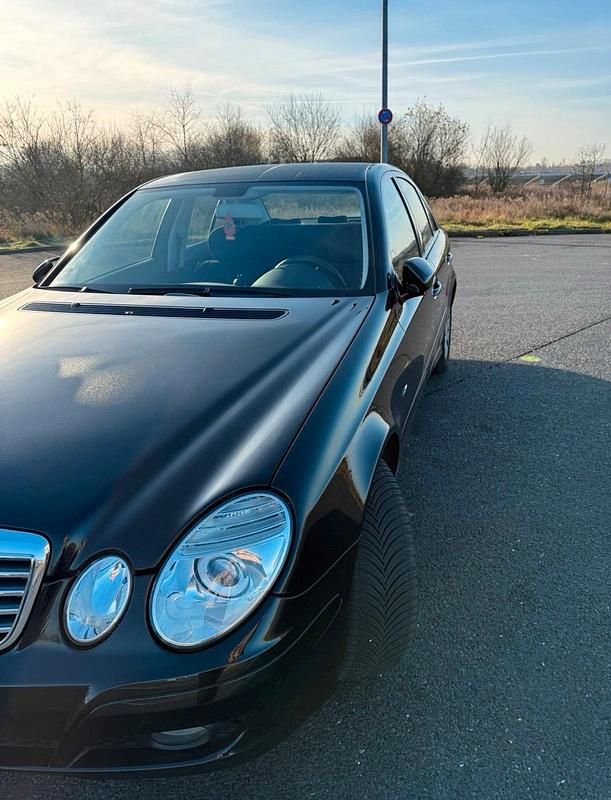 Gebraucht Mercedes E200 Classic 163 PS (119 kW) 2009 Schwarz Limousine