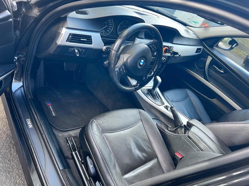 Gebraucht BMW 320 163 PS (119 kW) 2009 Schwarz Kombi