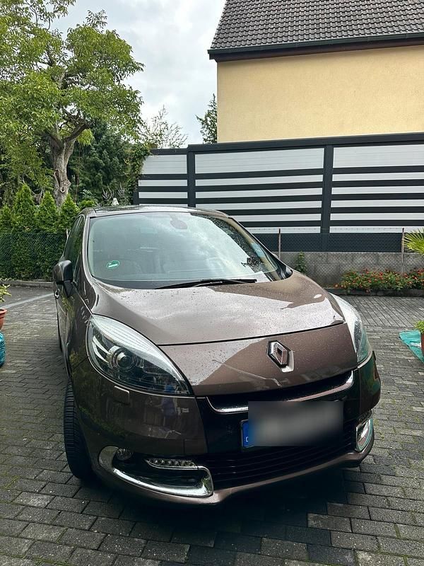 Braun Gebraucht 2013 Renault Scénic III Van / Kleinbus | 8.350 € (Etwas zu teuer) - Bild 1/4