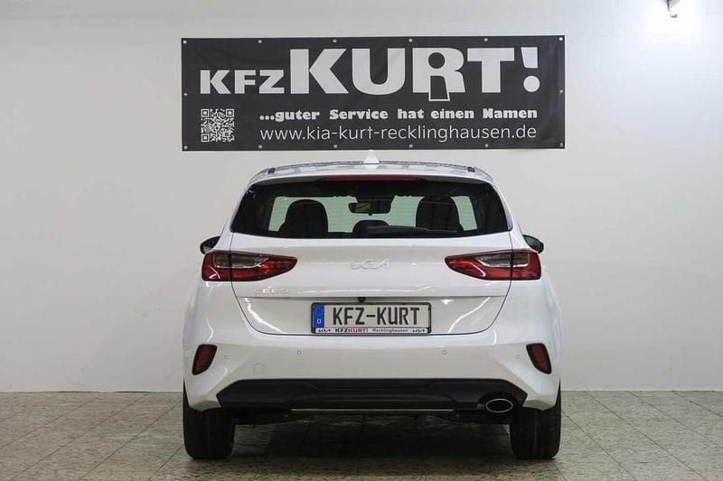 Gebraucht Kia Ceed 120 PS (88 kW) 2023 Weiß Kleinwagen