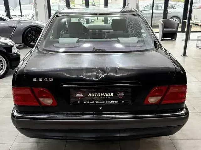 Używany Mercedes E240 Elegance 170 KM (125 kW) 1997 Czarny Sedan/Limuzyna