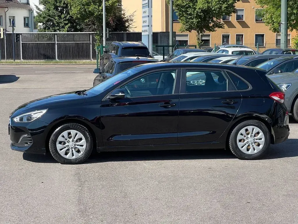 Gebraucht Hyundai i30 Select 99 PS (72 kW) 2018 Schwarz Limousine