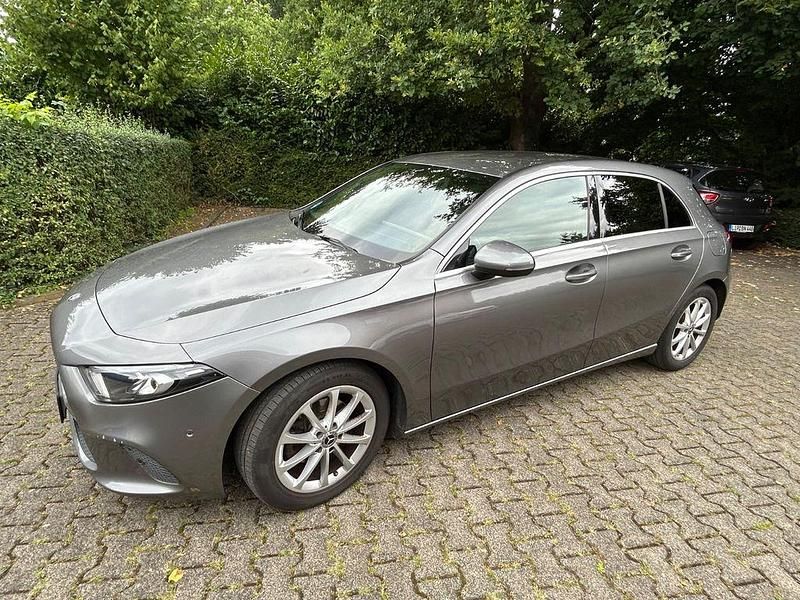 Grau Gebraucht 2018 Mercedes A180 Limousine | 16.490 € (Guter Preis) - Bild 1/4