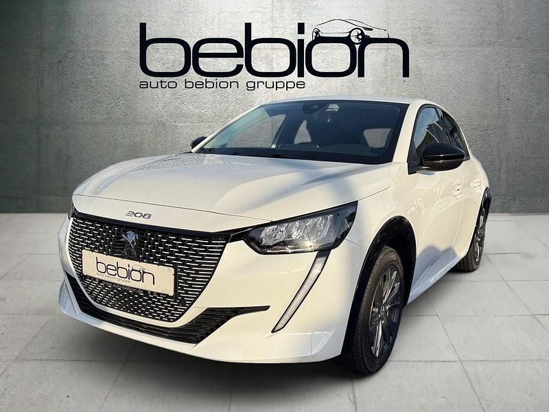 Gebraucht Peugeot e-208 Allure 100 kW (136 PS) 2023 Schneeweiss Kleinwagen