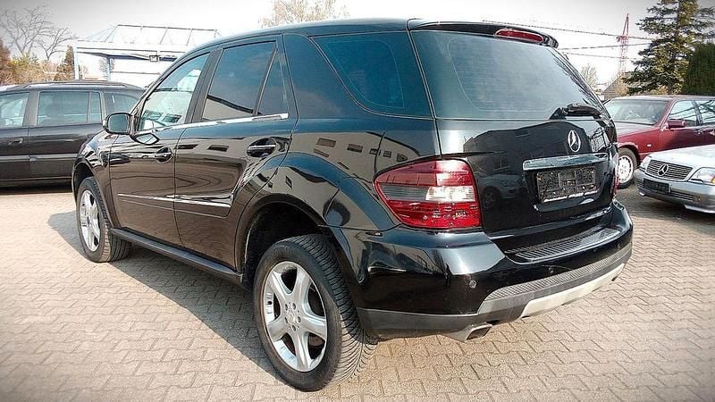 Gebraucht Mercedes ML320 224 PS (164 kW) 2008 Schwarz SUV