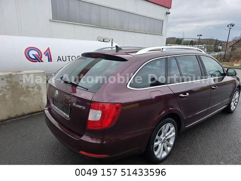 Gebraucht Skoda Superb Ambition 105 PS (77 kW) 2011 Rot Kombi