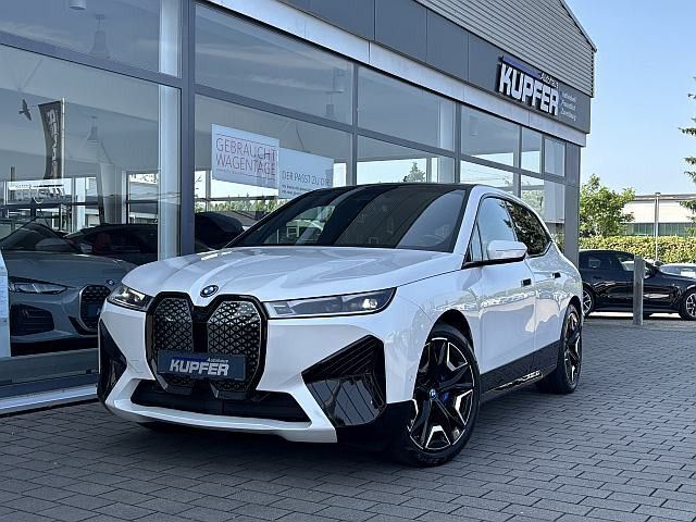 Mineralweiss Gebraucht 2023 BMW iX Sport Line SUV | 69.400 € (Guter Preis) - Bild 1/4