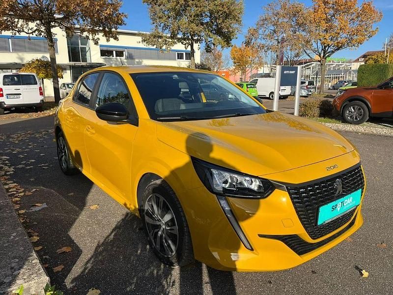Gebraucht Peugeot 208 Active 101 PS (74 kW) 2023 Gelb Kleinwagen