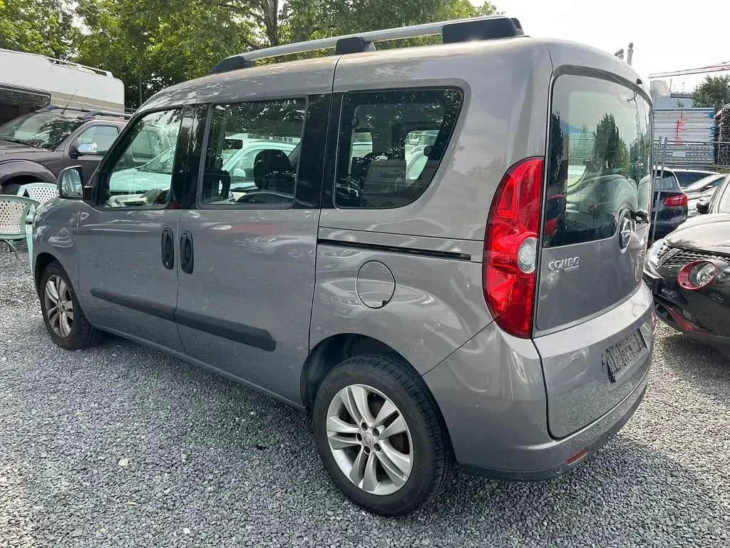 Gebraucht Opel Combo Edition 105 PS (77 kW) 2012 Braun Van / Kleinbus