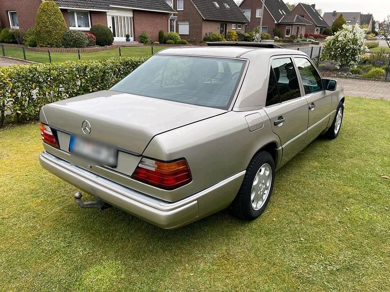 Gebraucht Mercedes E230 132 PS (97 kW) 1992 Braun Limousine