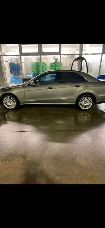Gebraucht Mercedes E220 170 PS (125 kW) 2012 Silber Limousine