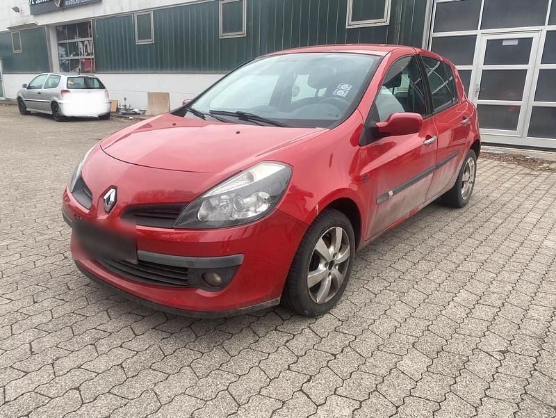 Gebraucht Renault Clio II 86 PS (63 kW) 2006 Rot Kleinwagen