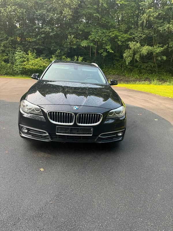 Schwarz Gebraucht 2015 BMW 520 Kombi | 10.990 € (Fairer Preis) - Bild 1/4
