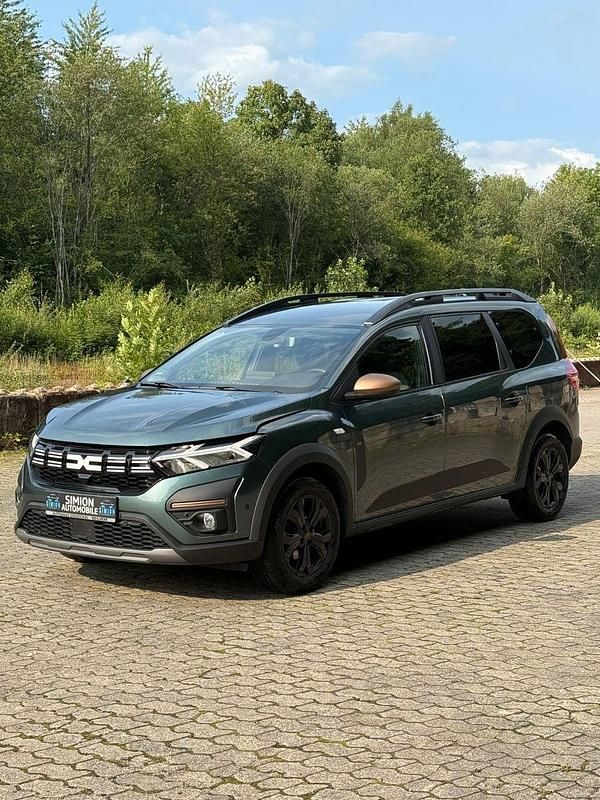 Grün Gebraucht 2023 Dacia Jogger Extreme Van / Kleinbus | 19.590 € (Etwas zu teuer) - Bild 1/2