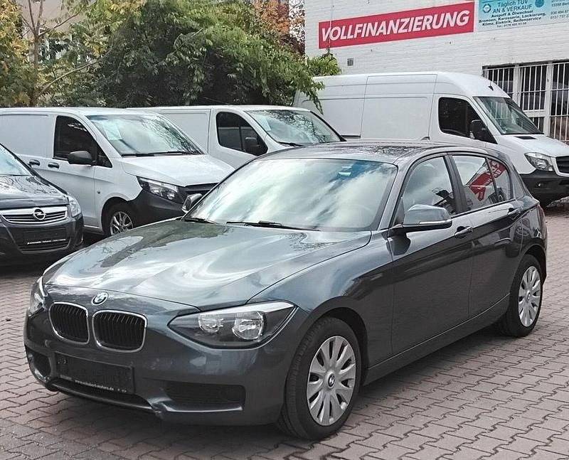Grau Gebraucht 2014 BMW 116 Sport Line Kleinwagen | 8.950 € (Fairer Preis) - Bild 1/4