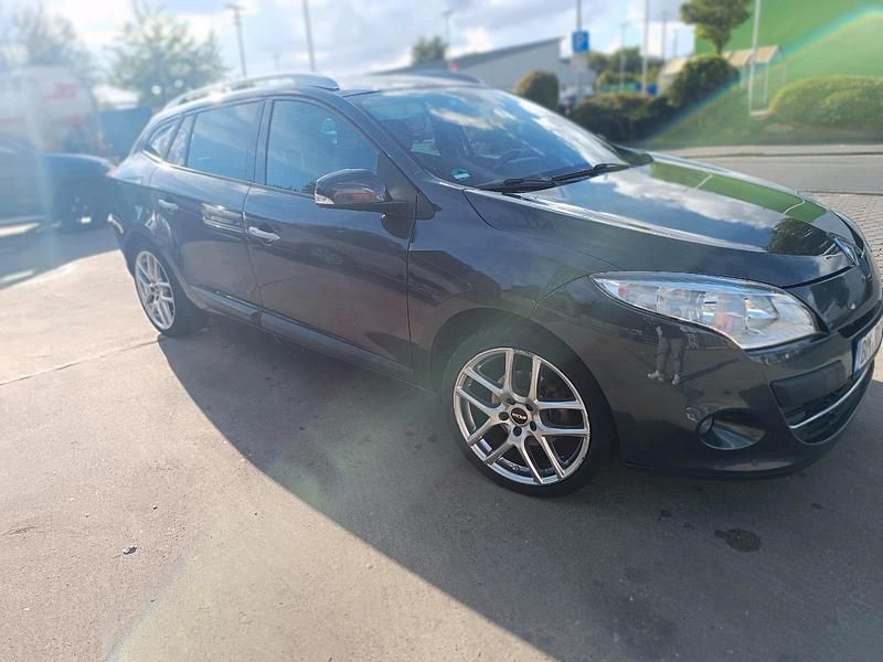 Grau Gebraucht 2012 Renault Mégane GrandTour Kombi | 2.900 € - Bild 1/4