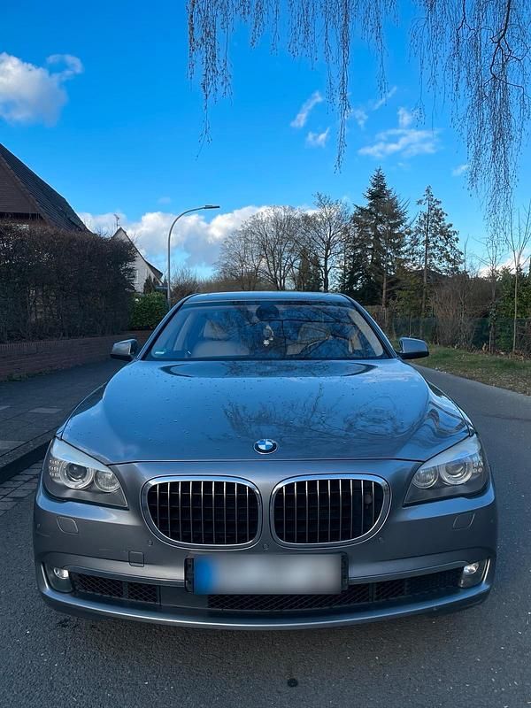 Gebraucht BMW 740 306 PS (225 kW) 2012 Grau Limousine