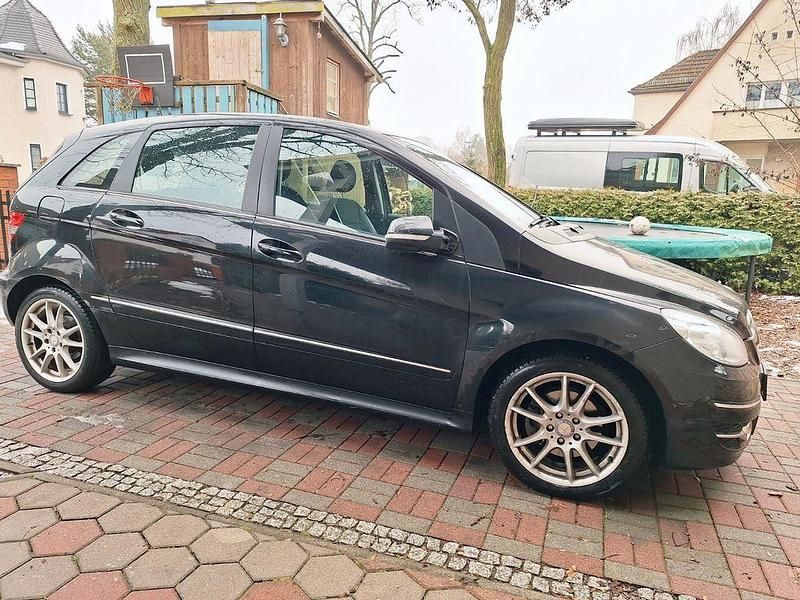 Schwarz Gebraucht 2009 Mercedes 180 Limousine | 4.900 € (Superpreis) - Bild 1/1