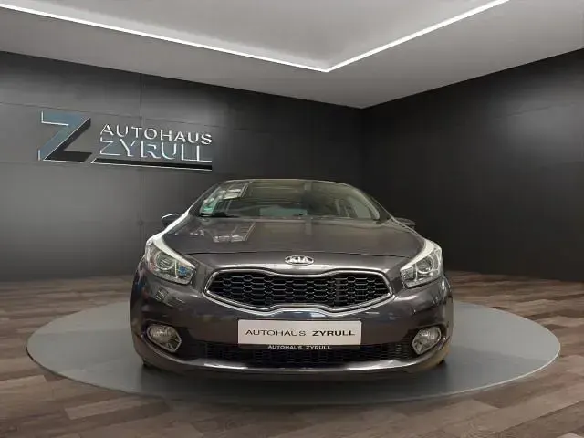 Usado Kia Ceed DREAM-TEAM Edition 128 CV (94 kW) 2015 Gris Utilitario