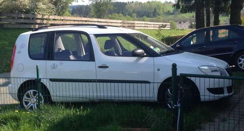 Weiß Gebraucht 2011 Skoda Roomster Family Kombi | 3.000 € (Superpreis) - Bild 1/4