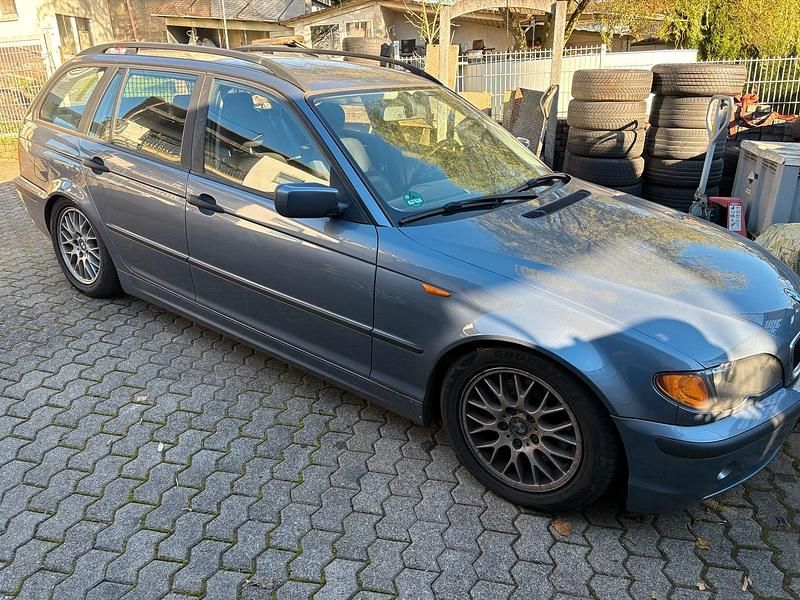 Grau Gebraucht 2003 BMW 320 Kombi | 2.600 € (Fairer Preis) - Bild 1/4