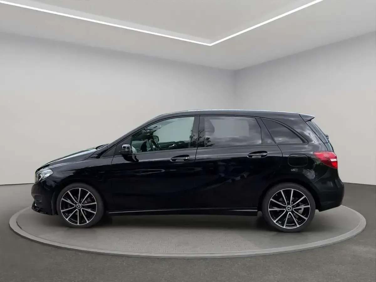 Gebraucht Mercedes B180 Edition 122 PS (89 kW) 2018 Schwarz Kleinwagen