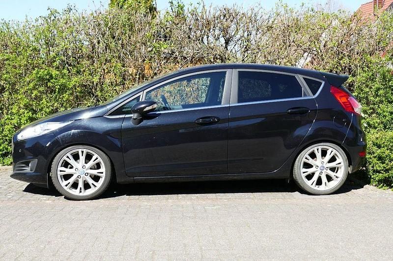 Gebraucht Ford Fiesta Titanium 101 PS (74 kW) 2015 Schwarz Limousine