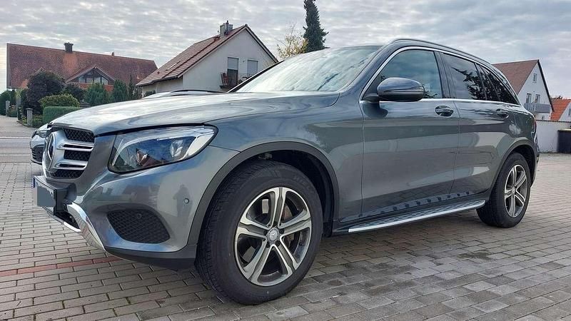 Grau Gebraucht 2016 Mercedes GLC250 Exclusive SUV | 27.990 € (Etwas zu teuer) - Bild 1/4
