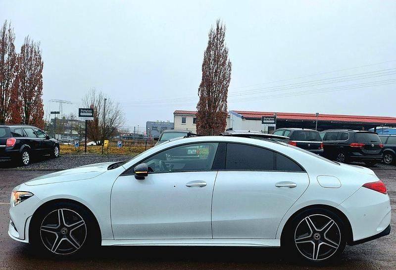 Weiß Gebraucht 2020 Mercedes CLA200 AMG Limousine | 28.990 € (Guter Preis) - Bild 1/4
