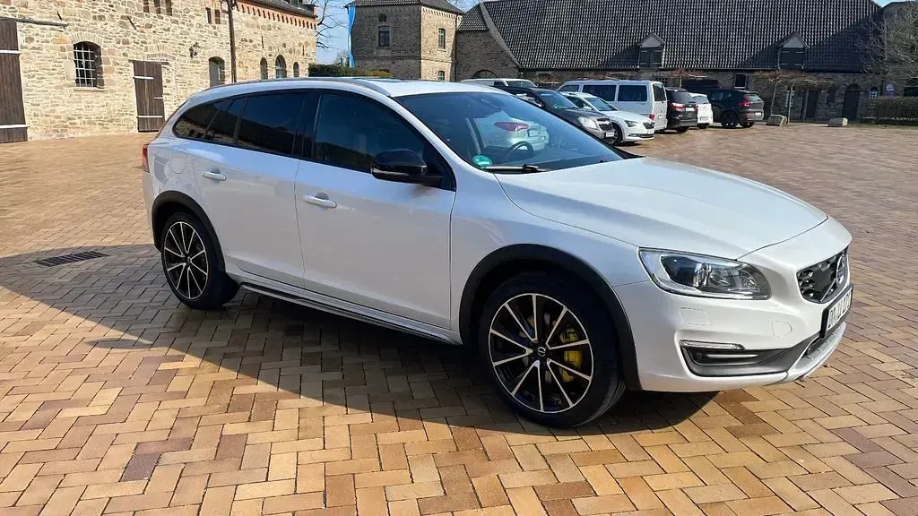 Gebraucht Volvo V60 CC Summum 190 PS (139 kW) 2016 Weiß Kombi