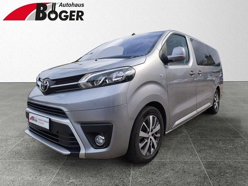 Bismutsilber metallic Gebraucht 2023 Toyota Proace Verso Comfort Kombi | 35.980 € (Fairer Preis) - Bild 1/3