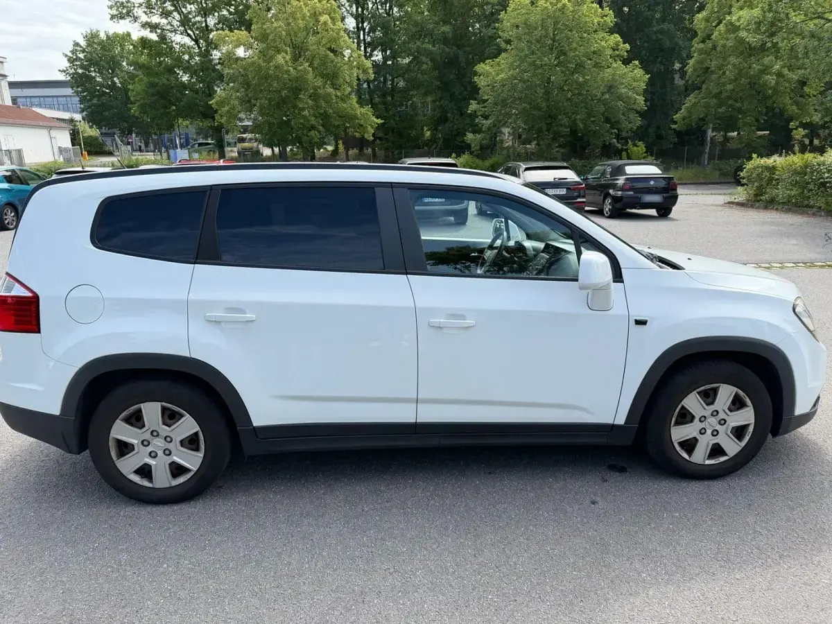 Gebraucht Chevrolet Orlando LS 141 PS (103 kW) 2012 Weiß Van / Kleinbus