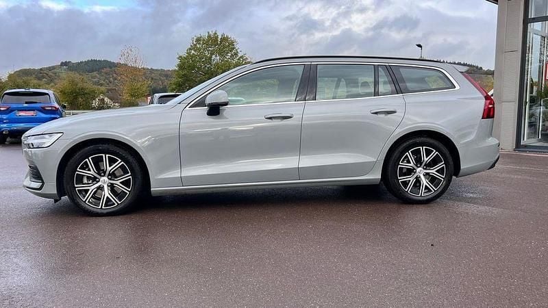 Używany Volvo V60 Core 197 KM (144 kW) 2024 Szary Kombi