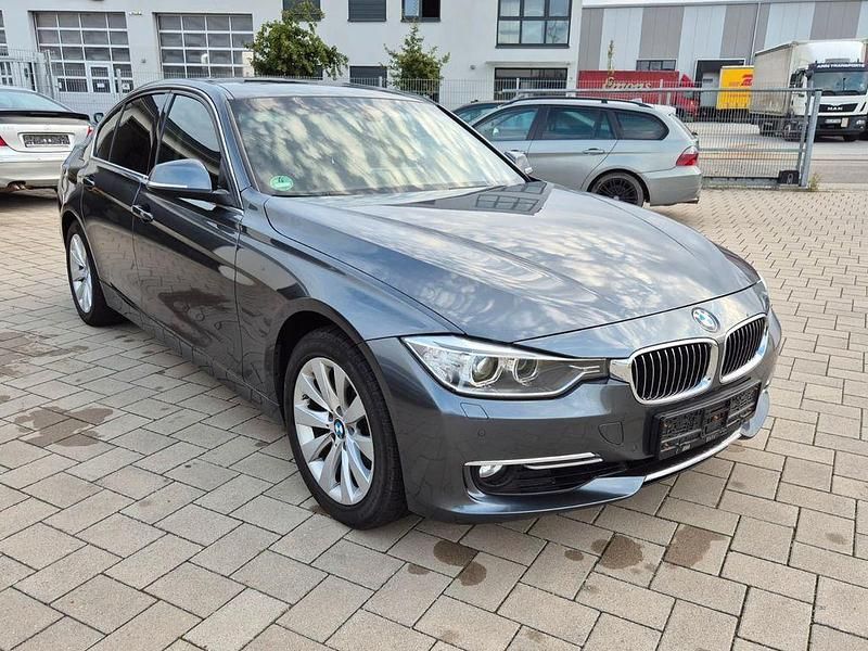Grau Gebraucht 2013 BMW 320 Luxury Line Limousine | 11.900 € (Fairer Preis) - Bild 1/4