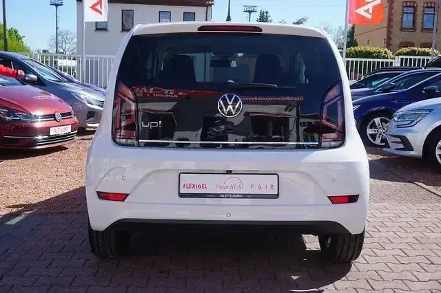 Używany VW up! Active 65 KM (47 kW) 2021 Biały Hatchback