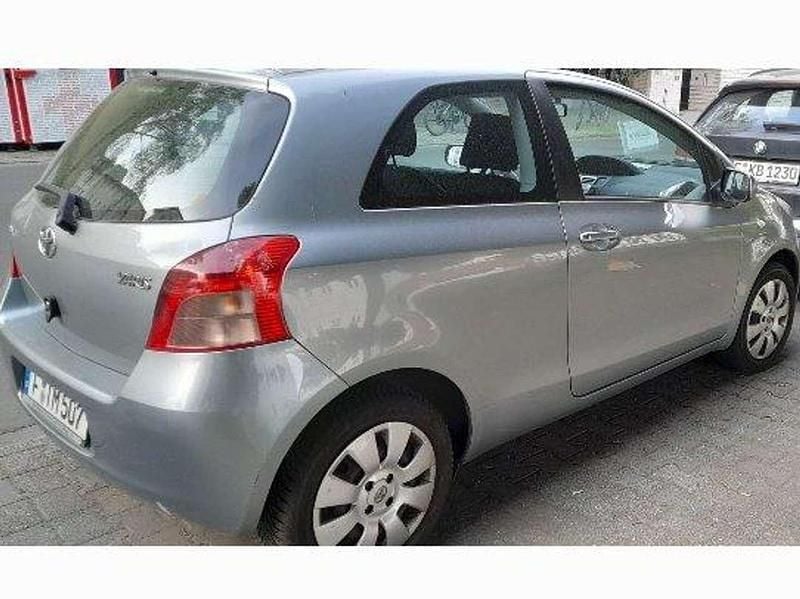 Silber Gebraucht 2006 Toyota Yaris Luna Limousine | 2.000 € (Guter Preis) - Bild 1/2