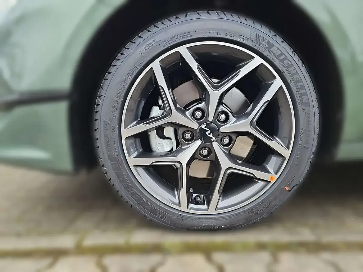 Gebraucht Kia Ceed Spirit 140 PS (102 kW) 2025 Exg experience green m Kleinwagen