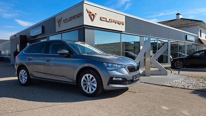 Grau Gebraucht 2024 Skoda Scala Ambition Kleinwagen | 21.990 € (Fairer Preis) - Bild 1/4