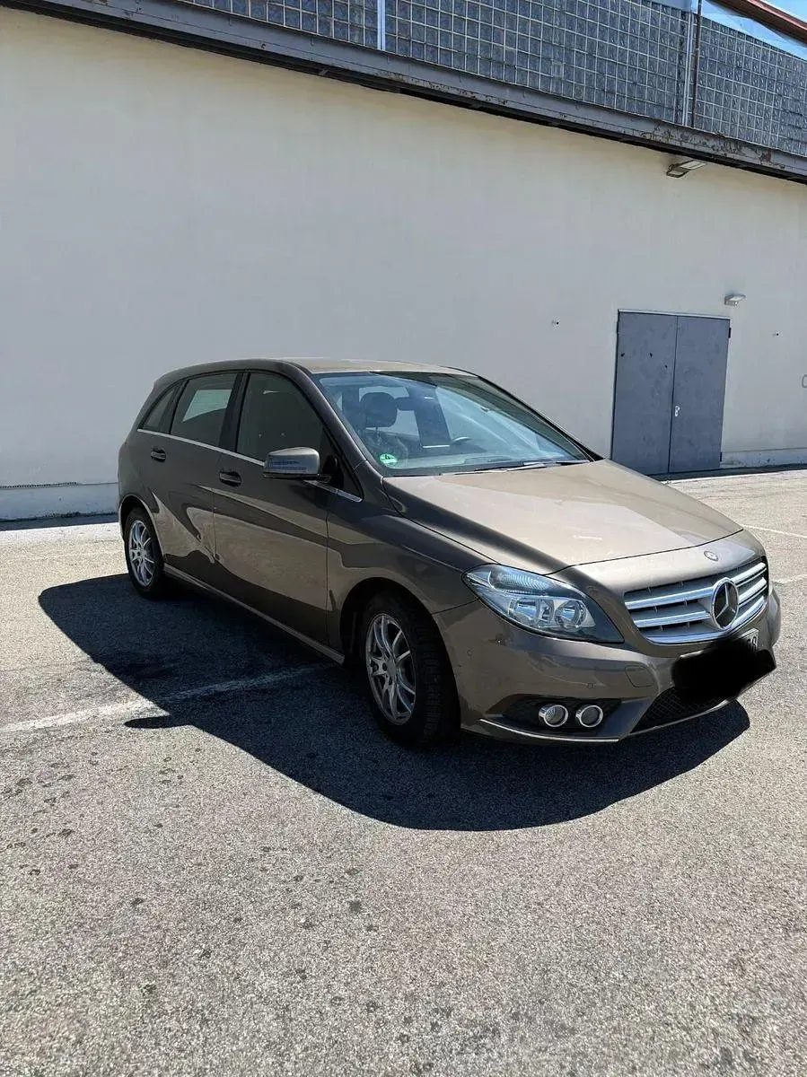 Używany Mercedes B180 109 KM (80 kW) 2013 Szary Minivan
