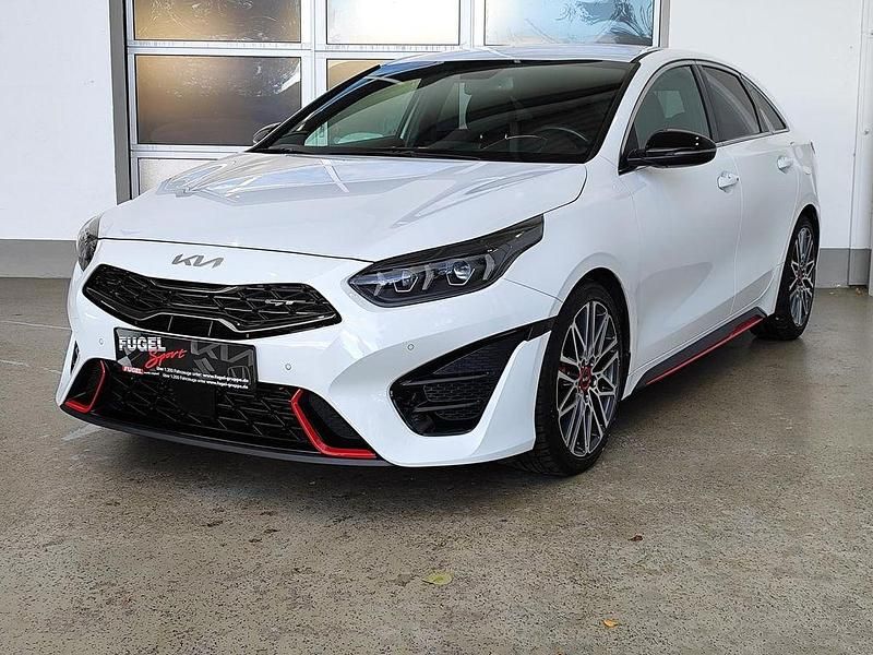 Gebraucht Kia ProCeed Comfort 204 PS (150 kW) 2021 (hw2) deluxeweiss met. Kleinwagen