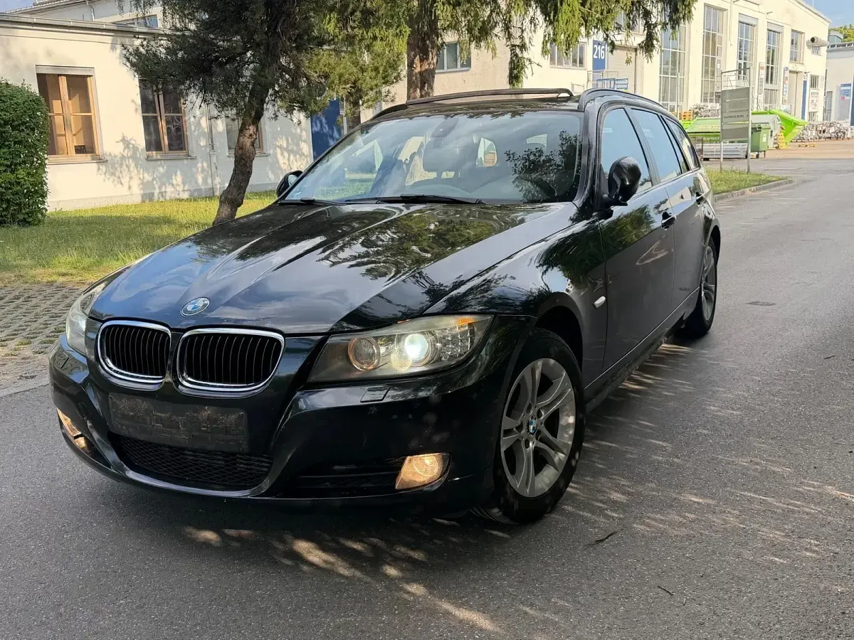Gebraucht BMW 320 184 PS (135 kW) 2011 Schwarz Kombi