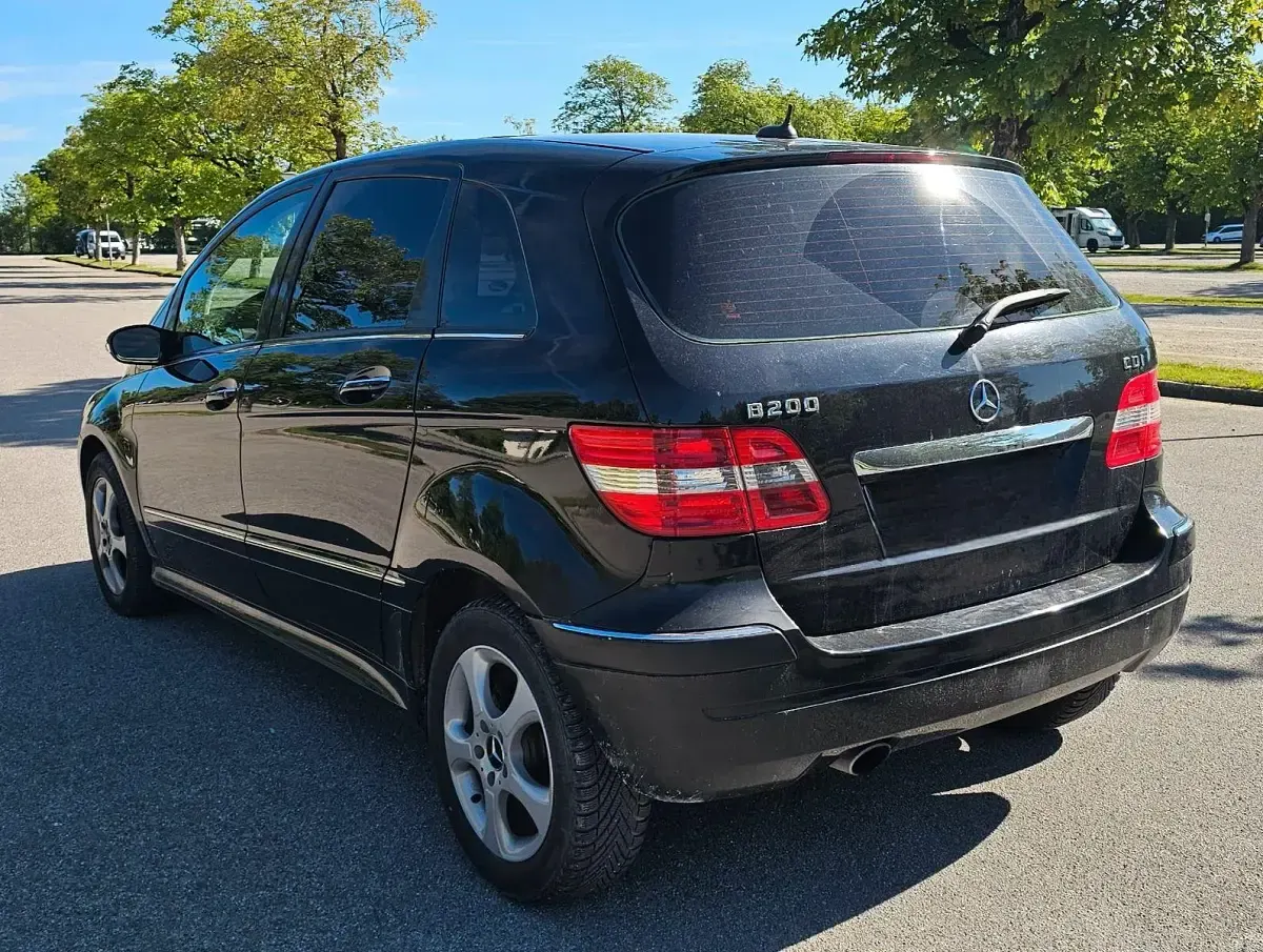 Używany Mercedes B200 140 KM (102 kW) 2005 Czarny Minivan