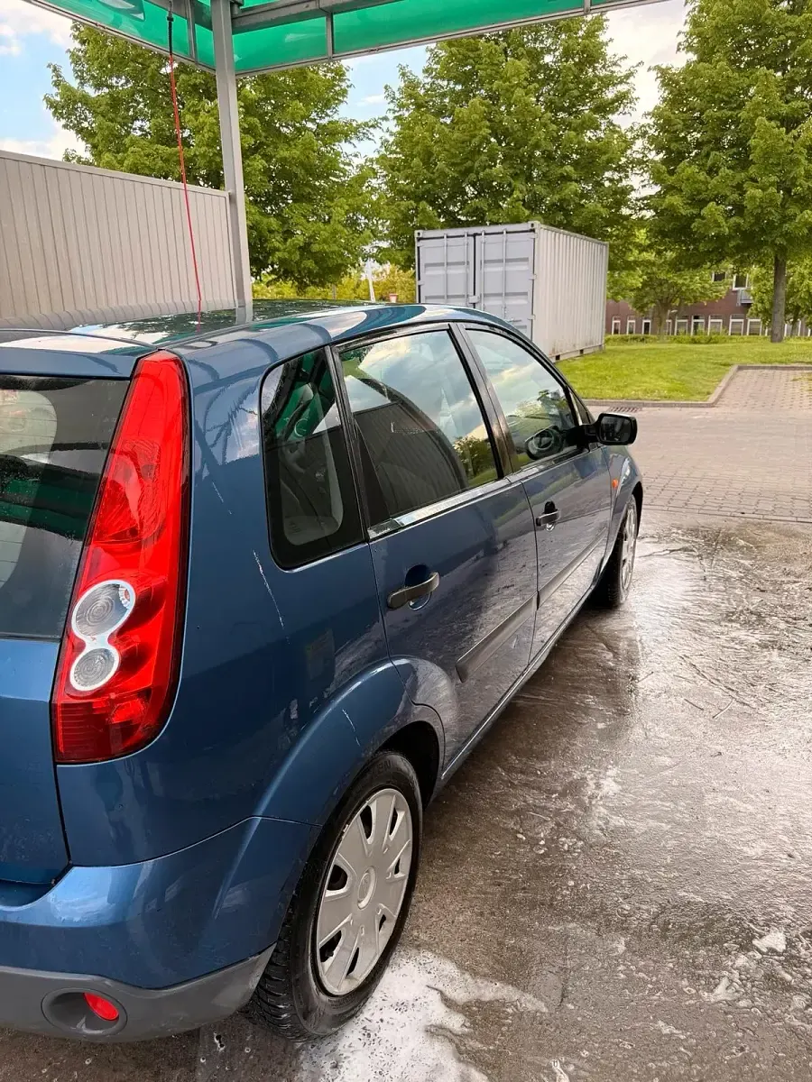 Gebraucht Ford Fiesta 69 PS (50 kW) 2005 Blau Kleinwagen