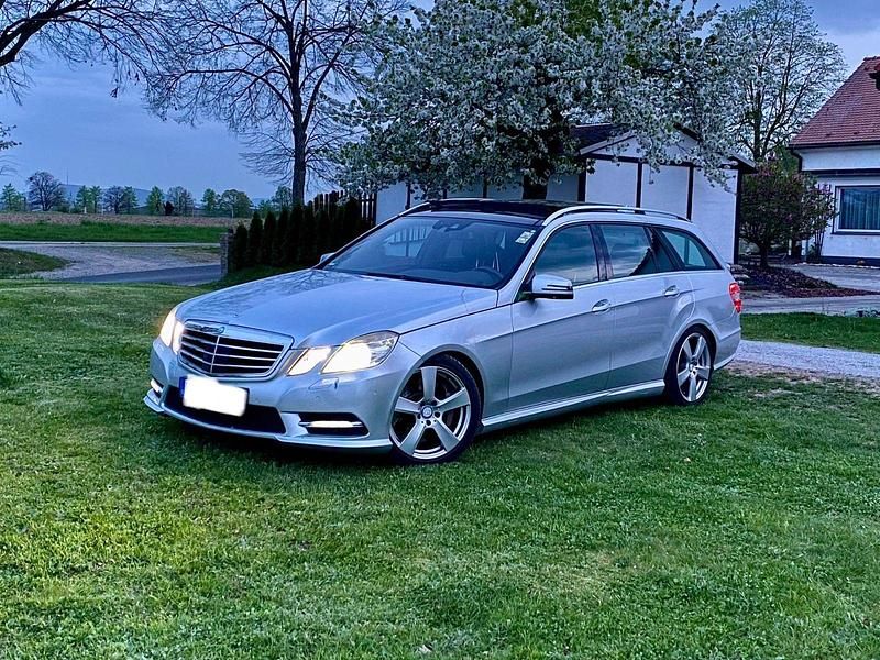 Silber Gebraucht 2011 Mercedes E500 Avantgarde Kombi | 21.800 € (Teuer) - Bild 1/4