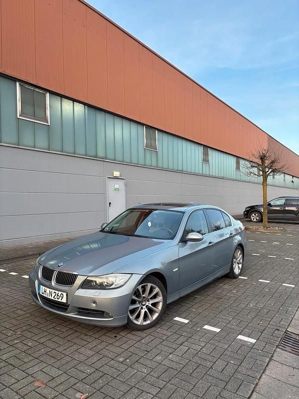 Grau Gebraucht 2005 BMW 325 Limousine | 6.500 € - Bild 1/4