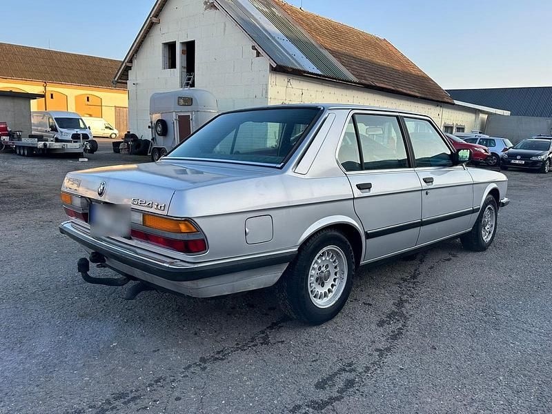 Gebraucht BMW 524 115 PS (84 kW) 1985 Silber Limousine