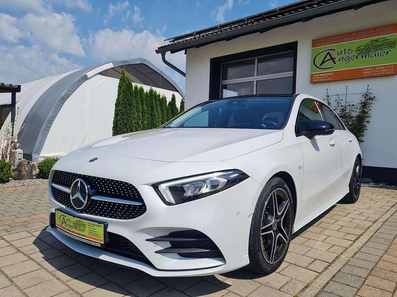 Digitalweiss metalliclack Gebraucht 2020 Mercedes A250 AMG line Limousine | 25.900 € (Guter Preis) - Bild 1/4